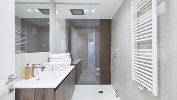 Comfort appartement, 2 slaapkamers, niet-roken, terras | Badkamer | Een haardroger, handdoeken, zeep, shampoo