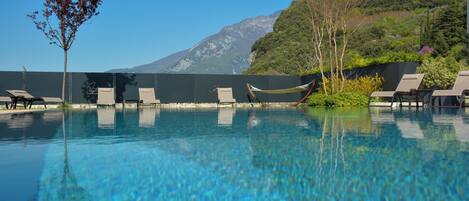 Kauden mukainen ulkouima-allas