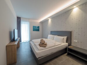 Comfort Apartment, Patio, Pool View | In-room safe, soundproofing, free WiFi - Maffei Apartments - Active Holidays (Riva del Garda)
