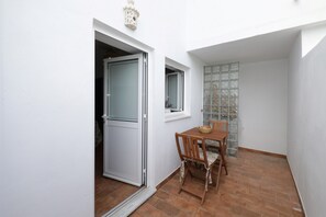 Outdoor dining - Holiday Home 'Acolhedora Tradicional' with Private Terrace, Wi-Fi and Air Conditioning (Tavira)