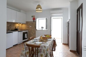 Dining - Holiday Home 'Acolhedora Tradicional' with Private Terrace, Wi-Fi and Air Conditioning (Tavira)