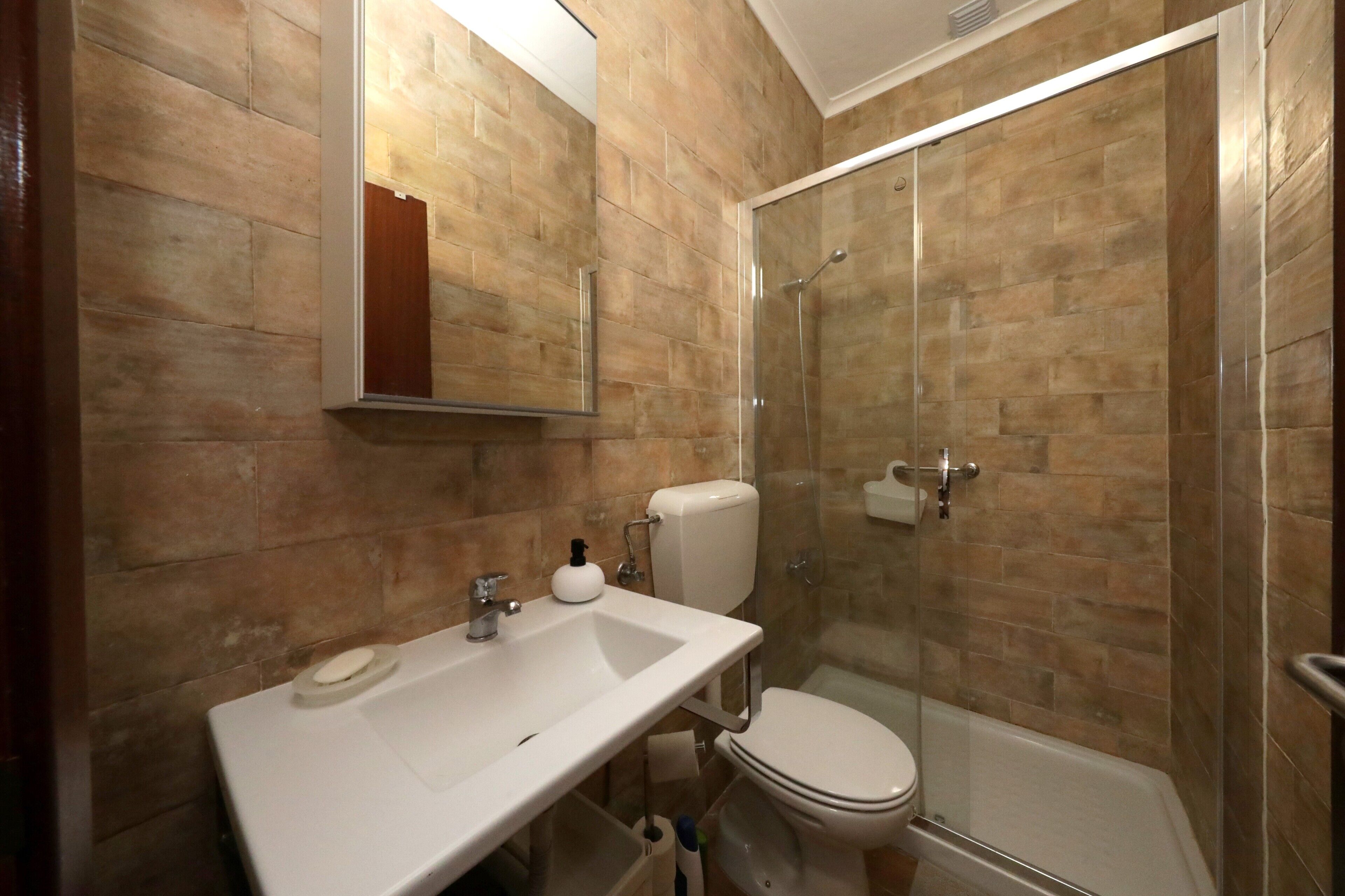 シャワー、ヘアドライヤー、タオル