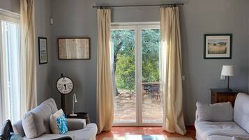 Televisión y chimenea