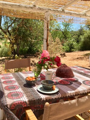 Outdoor dining - Holiday Home 'Charming Country House' with Private Terrace, Private Garden and Wi-Fi (Tavira)