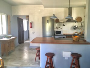 Fridge, microwave, oven, stovetop - Holiday Home 'Charming Country House' with Private Terrace, Private Garden and Wi-Fi (Tavira)