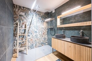 Shower, towels - Chalet 'L'Orée' with Mountain View, Private Garden and Wi-Fi (Valloire)