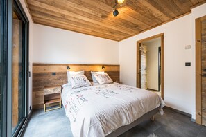 5 bedrooms, WiFi, bed sheets - Chalet 'L'Orée' with Mountain View, Private Garden and Wi-Fi (Valloire)