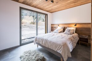 5 bedrooms, WiFi, bed sheets