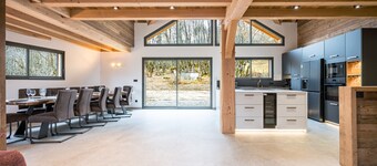 Chalet 'L'Orée' with Mountain View, Private Garden and Wi-Fi