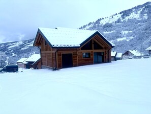 Exterior - Chalet 'L'Orée' with Mountain View, Private Garden and Wi-Fi (Valloire)