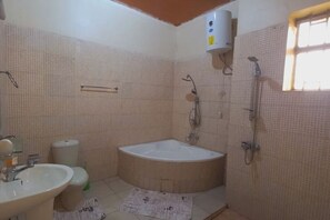 Shower, towels, soap, toilet paper - Itangiriro by Iwacu Stays – 4BR Nyamata Home (Nyamata)