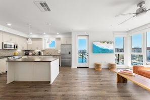 Four Ă micro-ondes, un four, surface de cuisson, lave-vaisselle