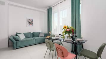 Apartamento conforto, vista para a cidade | Área de estar | TV de tela plana 40 polegadas com canais digitais