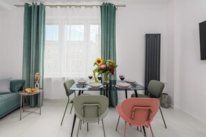 Apartamento conforto, vista para a cidade | Área de estar | TV de tela plana 40 polegadas com canais digitais