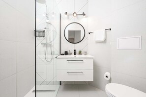 Comfort-íbúð - borgarsýn | Baðherbergi | Sturta, hárblásari, handklæði, sápa