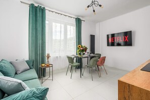 Apartamento conforto, vista para a cidade | Área de estar | TV de tela plana 40 polegadas com canais digitais