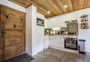 Réfrigérateur, four à micro-ondes, lave-vaisselle, cafetière-théière