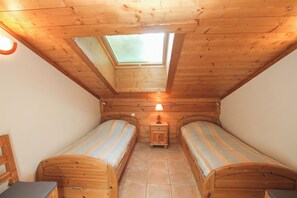 2 bedrooms, iron/ironing board, internet, bed sheets