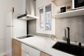 Fridge, microwave, stovetop, coffee/tea maker