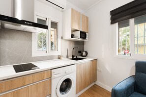 Refrigerador, microondas, parrilla de estufa y cafetera y tetera 