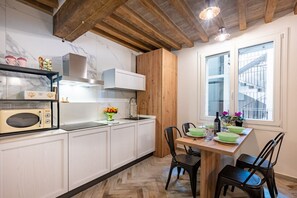 Kühlschrank, Mikrowelle, Geschirrspüler, Toaster