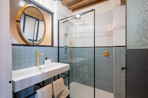 Shower, bidet, towels