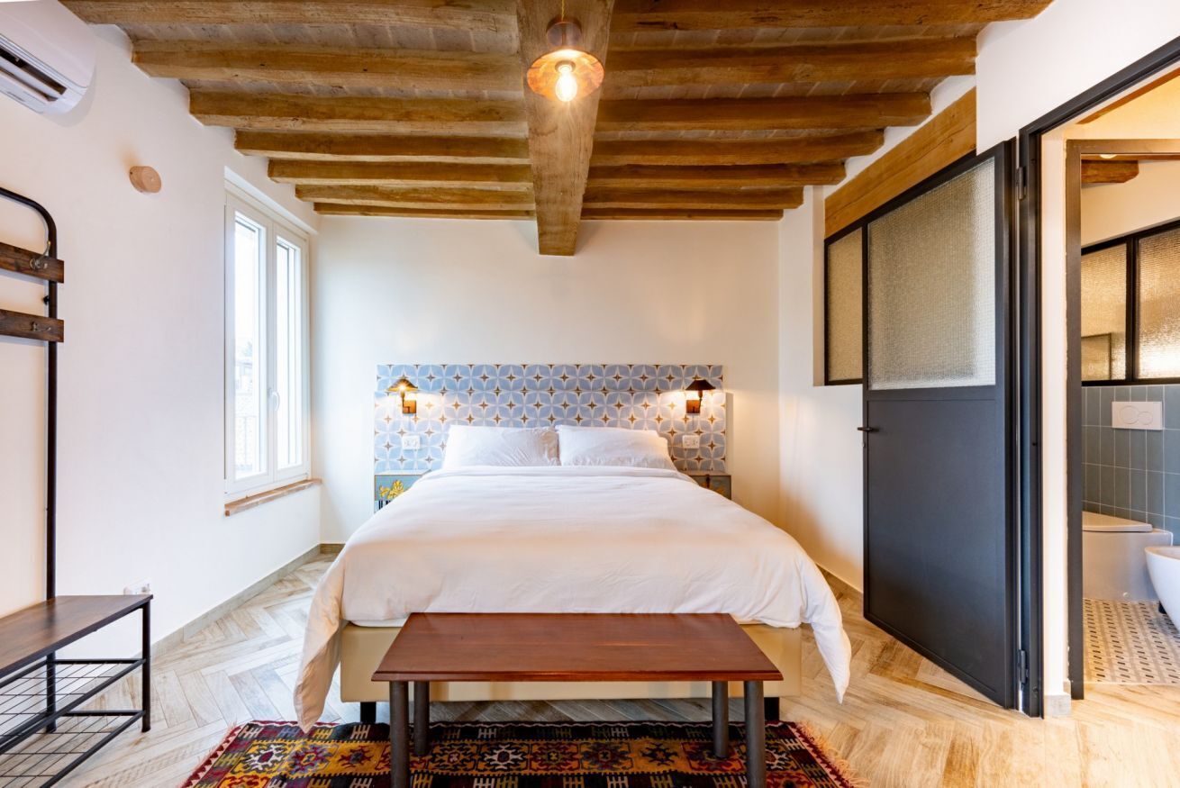 2 habitaciones y tabla de planchar con plancha 