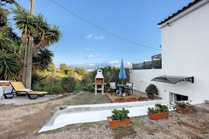 Outdoor dining - Studio Apartment 'Economy  For Two in Lagos' with Shared Pool, Wi-Fi and Air Conditioning (Lagos)