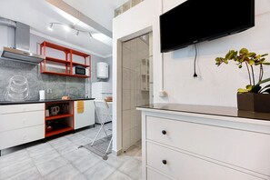 Fridge, microwave, stovetop, coffee/tea maker