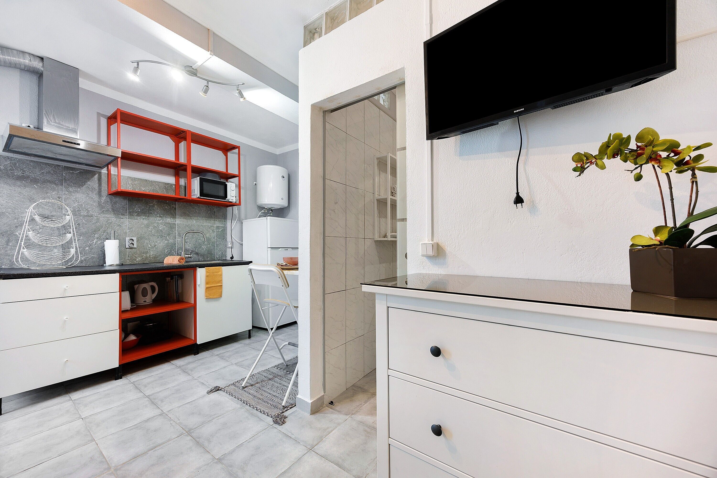 Refrigerador, microondas, placa de cocina, cafetera/tetera