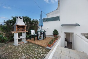 Outdoor dining - Studio Apartment 'Economy  For Two in Lagos' with Shared Pool, Wi-Fi and Air Conditioning (Lagos)