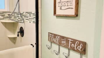 淋浴设施、吹风机、毛巾、肥皂