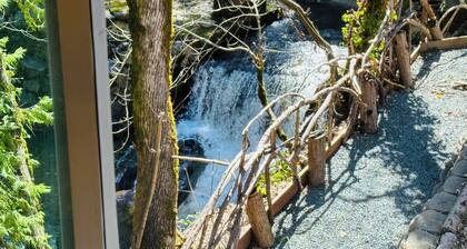 Private creekside cottage adjacent to the historic Flume's End Bed & Breakfast