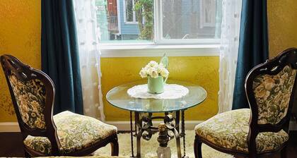 Private creekside cottage adjacent to the historic Flume's End Bed & Breakfast