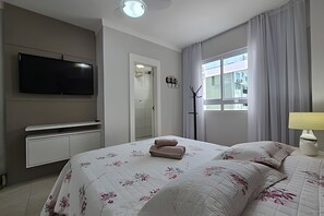 Apartamento | Cortinas blackout, ferros/tábuas de passar roupa, Wi-Fi de cortesia