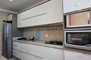 Appartamento | Cucina privata | Frigorifero con congelatore, microonde, pentole/stoviglie/utensili