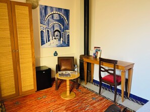 Room | Peti besi dalam bilik, langsir/tirai gelap terus