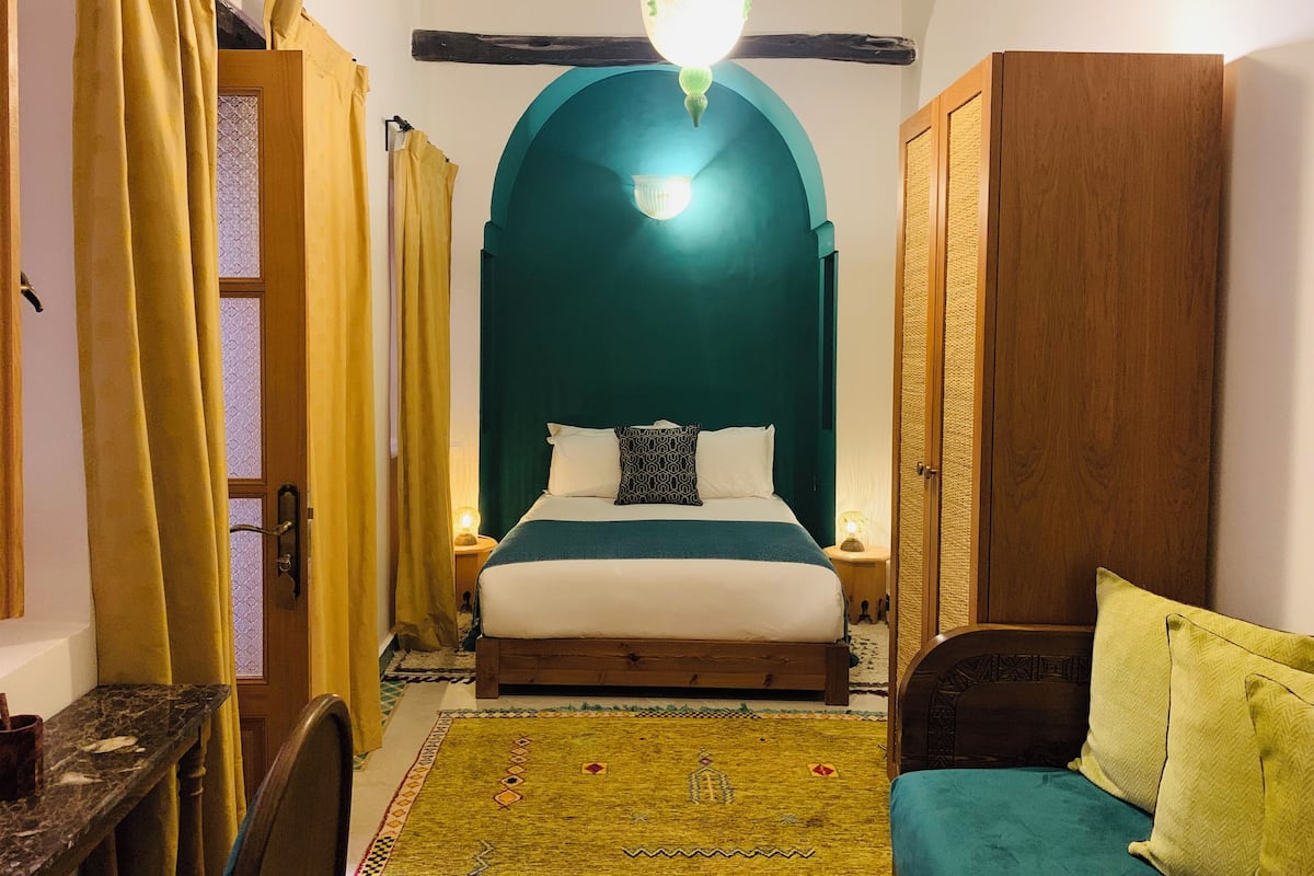 Trippelrum | Värdeförvaringsskåp på rummet, mörkläggningsgardiner och gratis wi-fi