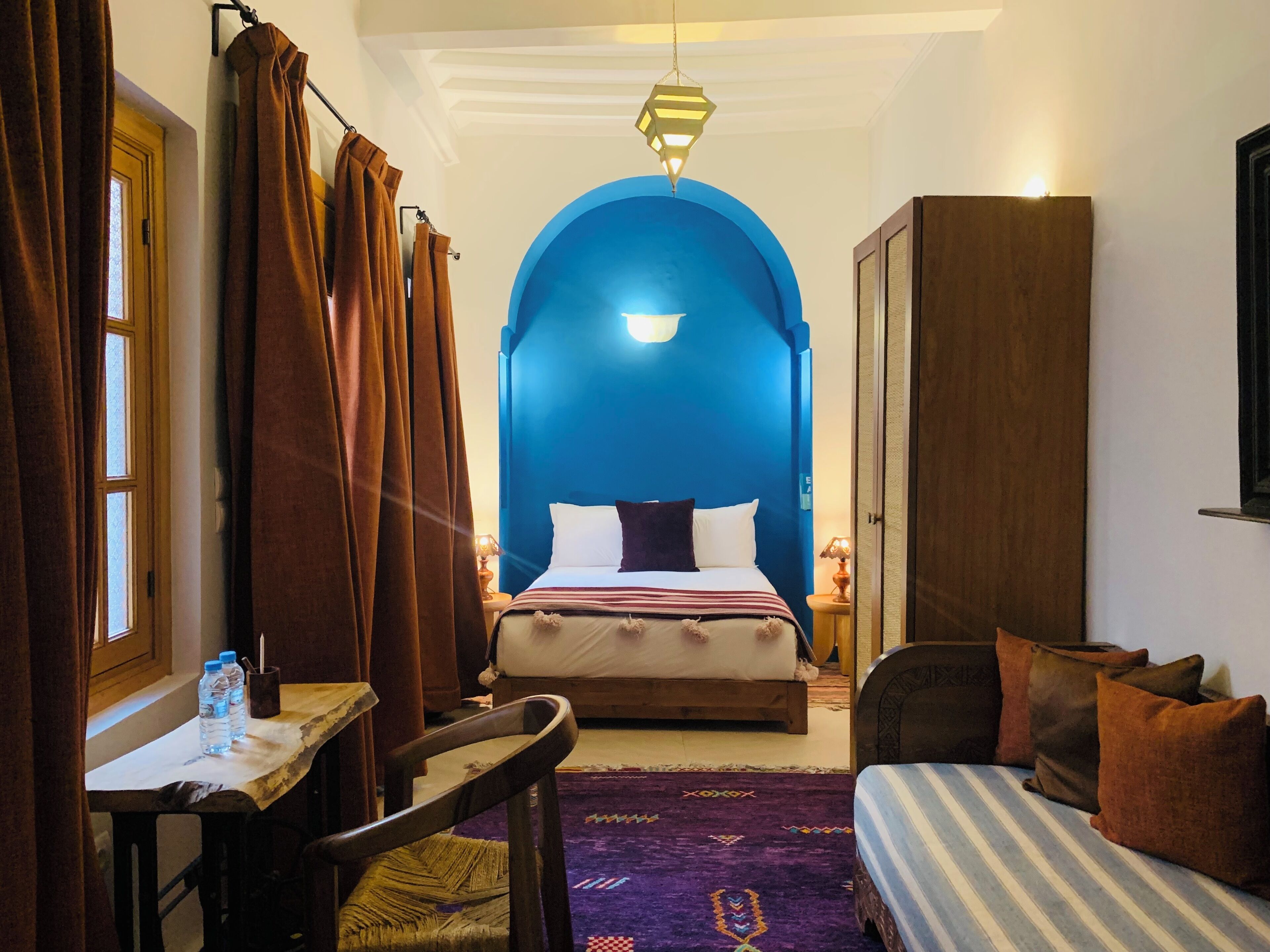 Trippelrum | Värdeförvaringsskåp på rummet, mörkläggningsgardiner och gratis wi-fi