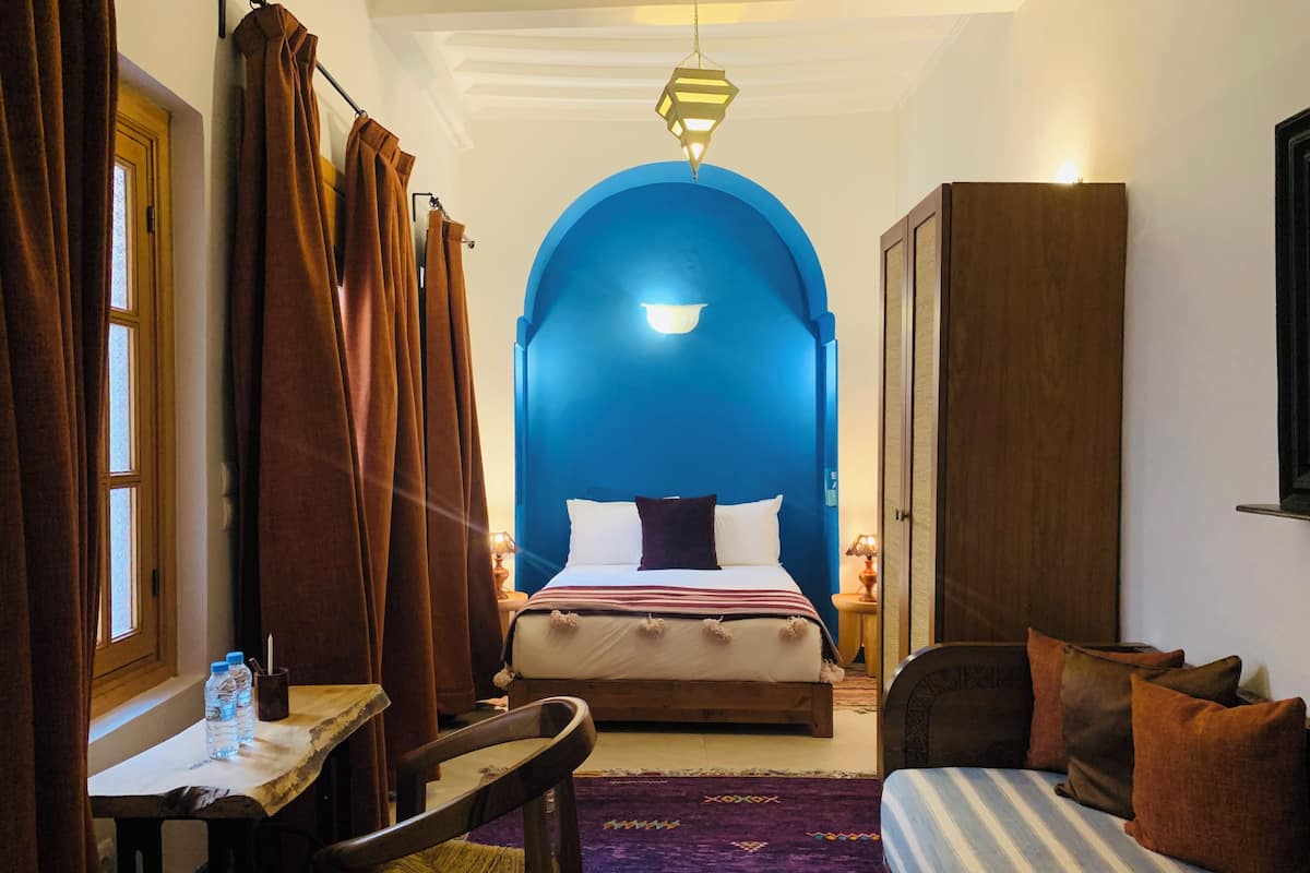 Trippelrum | Värdeförvaringsskåp på rummet, mörkläggningsgardiner och gratis wi-fi