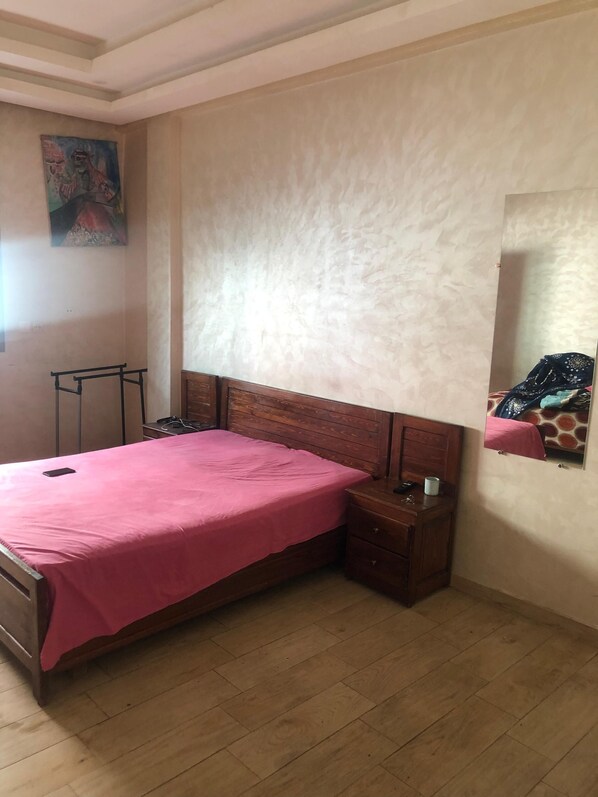 Iron/ironing board, WiFi, bed sheets