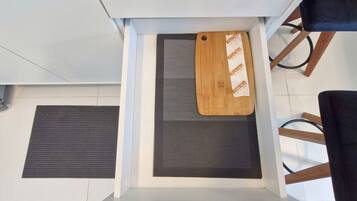 Basic Apartment | Private kitchen | Fridge, microwave, cookware/dishes/utensils