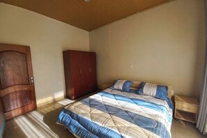2 bedrooms, iron/ironing board, WiFi, bed sheets - Cheerful home in Nyamata (Nyamata)