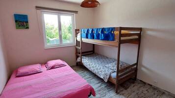 4 habitaciones, tabla de planchar con plancha, wifi y ropa de cama