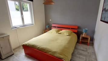 4 bedrooms, iron/ironing board, WiFi, bed sheets