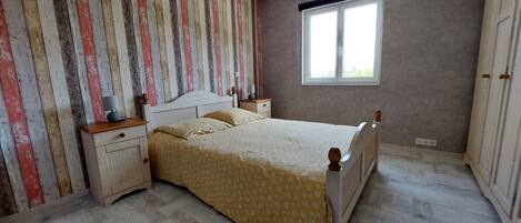 4 bedrooms, iron/ironing board, WiFi, bed sheets