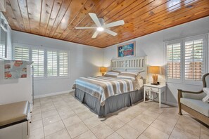2 bedrooms, iron/ironing board, travel cot, WiFi - Mermaid’s Cottage | Cozy Cocoa Beach Getaway – Walk to the Ocean! (Cocoa Beach)