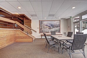 المنشأة من الداخل