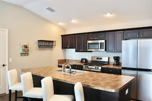 ثلاجة، ميكروويف، فرن، موقد طهي مسطح