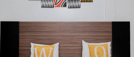 Basic-rum - 1 sovrum - balkong - utsikt mot trädgården | Värdeförvaringsskåp på rummet, individuell inredning och unika möbler